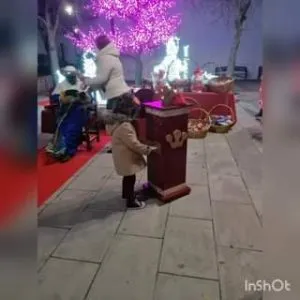 Algunas imágenes que hemos recibido del Cartero Real.
Visita hoy a nuestro muni...