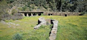 Camino de la Aliseda, uno de ellos ... 
 El molino de Sabas González, Cumbres d...