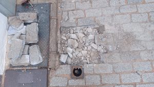 #TRÁFICO
 Cortado el paso de vehículos y los viandantes por la calle AUDIENCIA, ...