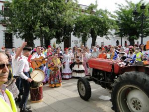 SITIOS DEL CAMINO
 La plaza está palpitando,
 Y el camino a comenzar
 Aplaude ...