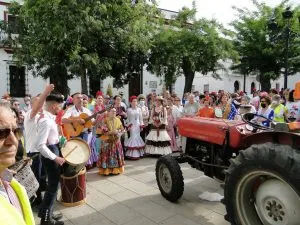 SITIOS DEL CAMINO
 La plaza está palpitando,
 Y el camino a comenzar
 Aplaude ...
