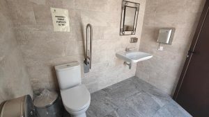 Un paso más en beneficio de nuestro municipio.
 Aseos públicos.
 Suministros
  A...