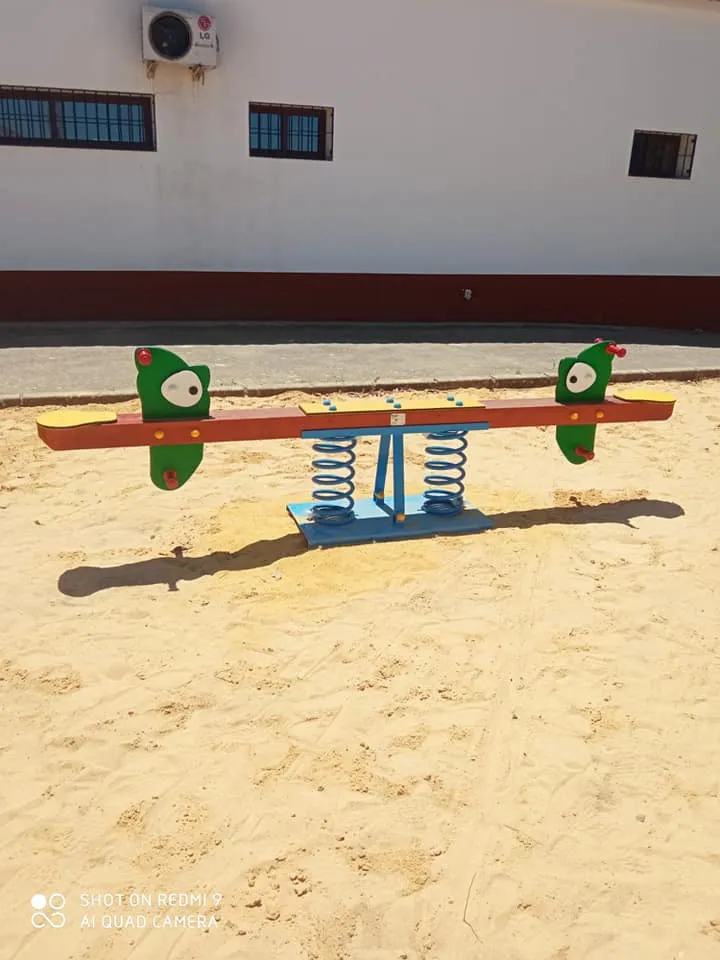 Seguimos trabajando.
 Ultimando los elementos del parque infantil.
 Ayuntamiento...